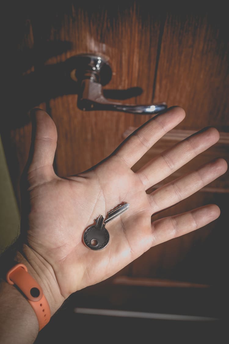 Clé de porte cassée dans une main ouverte